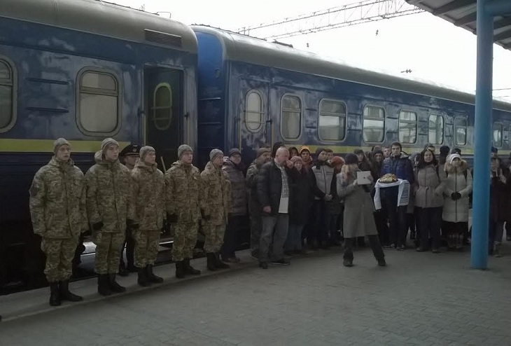 Потяг єднання, що у понеділок, 12 грудня, вирушив у свій четвертий рейс із Києва, сьогодні, 14-го, урочисто зустріли на залізничному вокзалі Запоріжжя-1 - фото 5