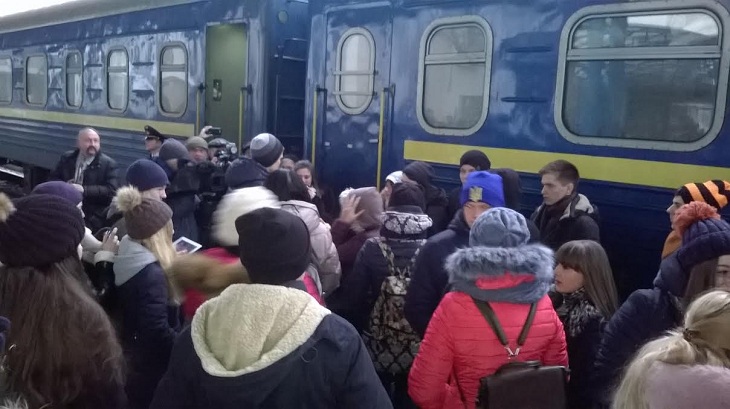 Потяг єднання, що у понеділок, 12 грудня, вирушив у свій четвертий рейс із Києва, сьогодні, 14-го, урочисто зустріли на залізничному вокзалі Запоріжжя-1 - фото 2