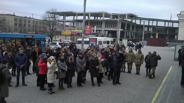 Потяг єднання, що у понеділок, 12 грудня, вирушив у свій четвертий рейс із Києва, сьогодні, 14-го, урочисто зустріли на залізничному вокзалі Запоріжжя-1 - фото 3