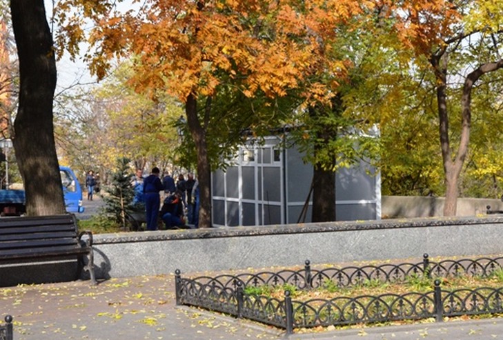 У Труханова "доповнили" Воронцовський палац новим громадським туалетом (ФОТО) - фото 1