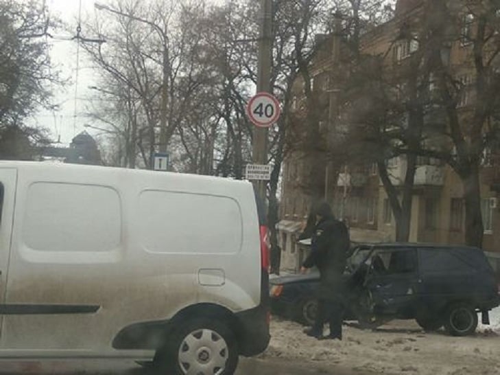 ДТП сталася на перехресті бульвару Шевченка і проспекту Гвардійського сьогодні, 14 січня, одного з пасажирів зажало в автівці - фото 3