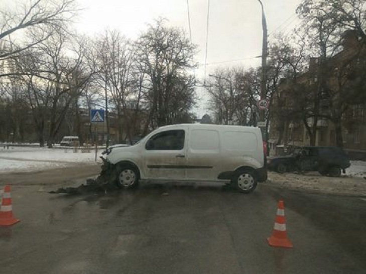 ДТП сталася на перехресті бульвару Шевченка і проспекту Гвардійського сьогодні, 14 січня, одного з пасажирів зажало в автівці - фото 1
