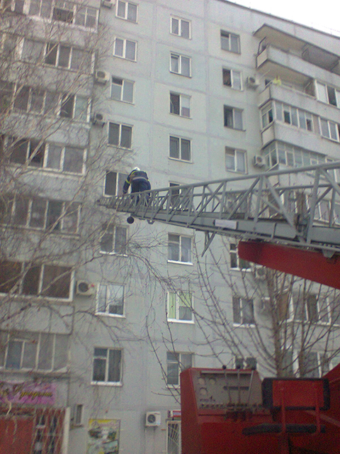 У Південноукраїнську палала квартира: Рятувальники вивели шістьох людей
