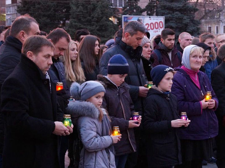 У Черкасах запалили сотні свічок у пам'ять жертв голодоморів - фото 2