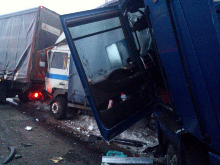 Водій Renault Magnum спричинив аварію одразу трьох вантажівок, є постраждалі - фото 1
