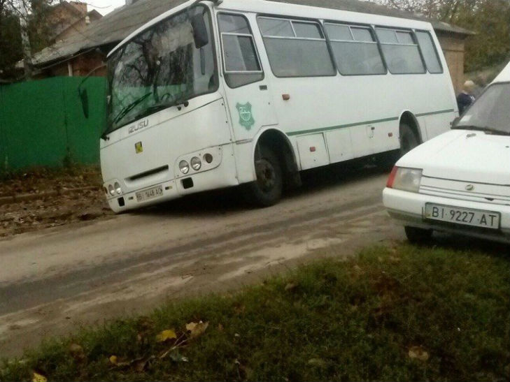 Наслідки негоди у Полтаві: Вулиці-ріки та пасажирський автобус у канаві - фото 2
