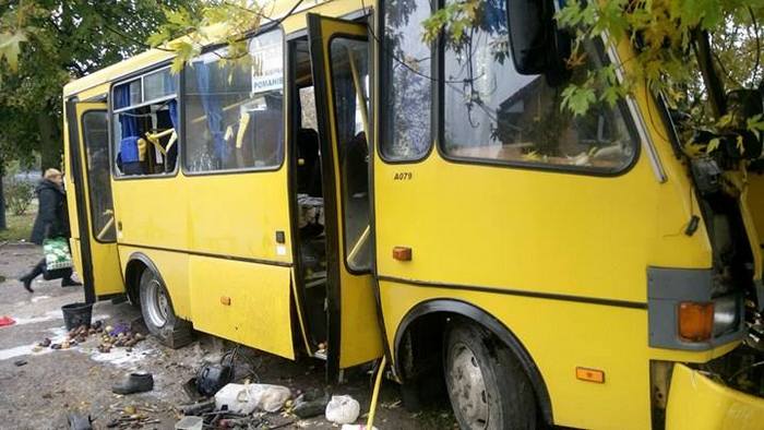 У Львові рейсовий автобус протаранив дерево: 13 людей госпіталізовано (ФОТО) - фото 2