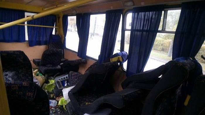У Львові рейсовий автобус протаранив дерево: 13 людей госпіталізовано (ФОТО) - фото 3