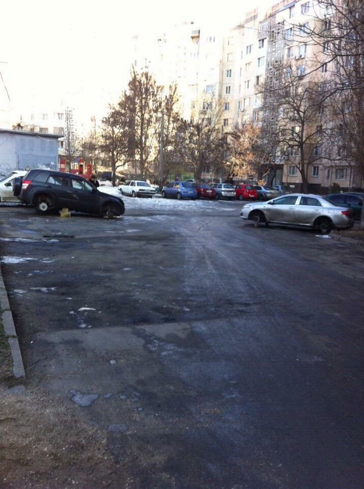 В одному з районів Одеси за ніч "роззули" десять автівок (ФОТО) - фото 3