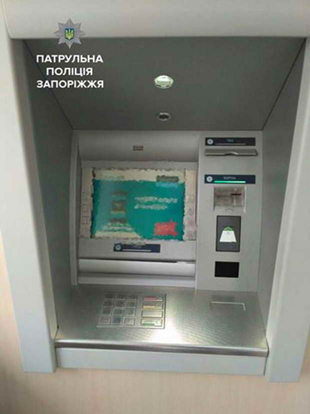 Патрульні застерігають запоріжців від користування банкоматами, які працюють неадекватно - фото 1