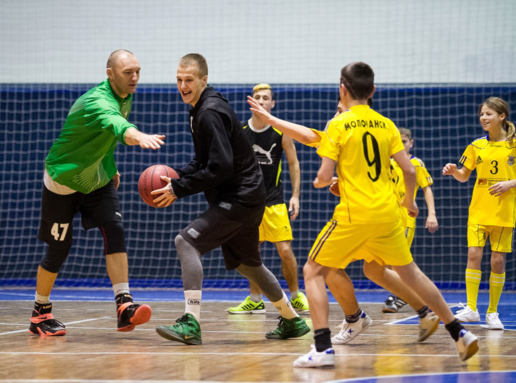 Баскетболісти "Запоріжжя" зіграли з вихованцями Молочанської школи-інтернату  - фото 3