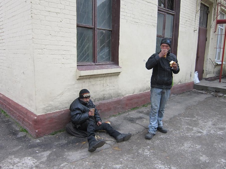 Із початком холодом кількість безхатченків у Запоріжжі зростає, відповідно більшає й тих з них, хто звертається по допомогу    - фото 9