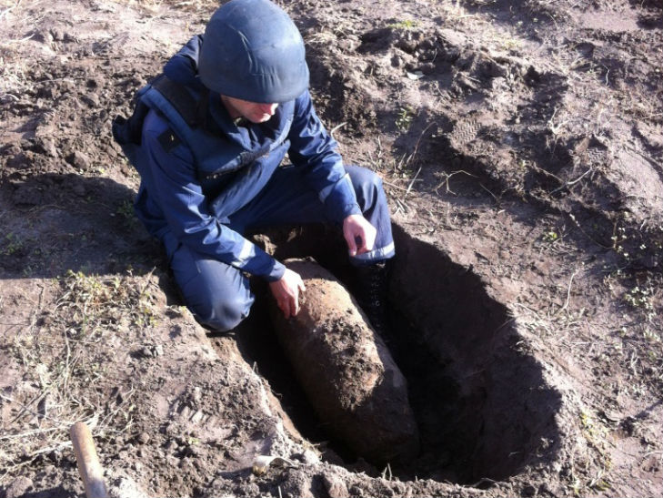 На Черкащині чоловік відкопав на городі 100-кілограмову бомбу - фото 1