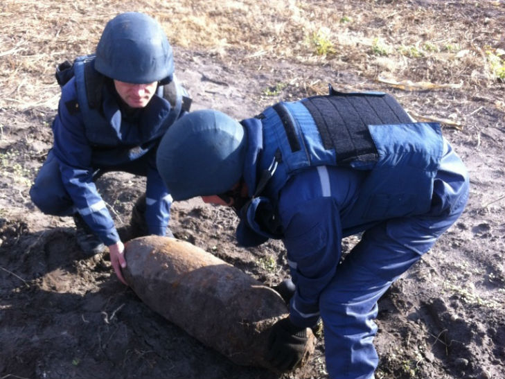 На Черкащині чоловік відкопав на городі 100-кілограмову бомбу - фото 2