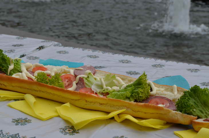 Порізати 60-метровий бутерброд  організатори не встигли, запоріжці розхватали 135 батонів, з яких він був зроблений - фото 1