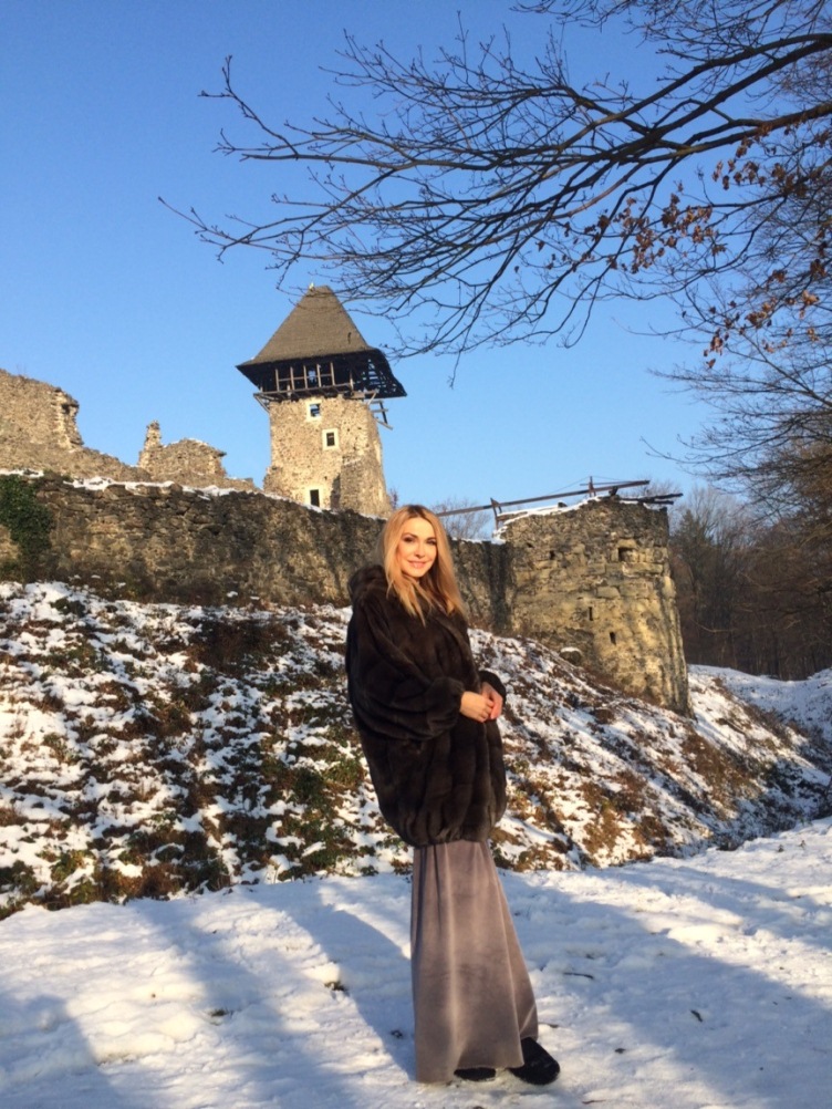 Сумська в довгій спідниці потоптала сніг у Невицькому замку - фото 1