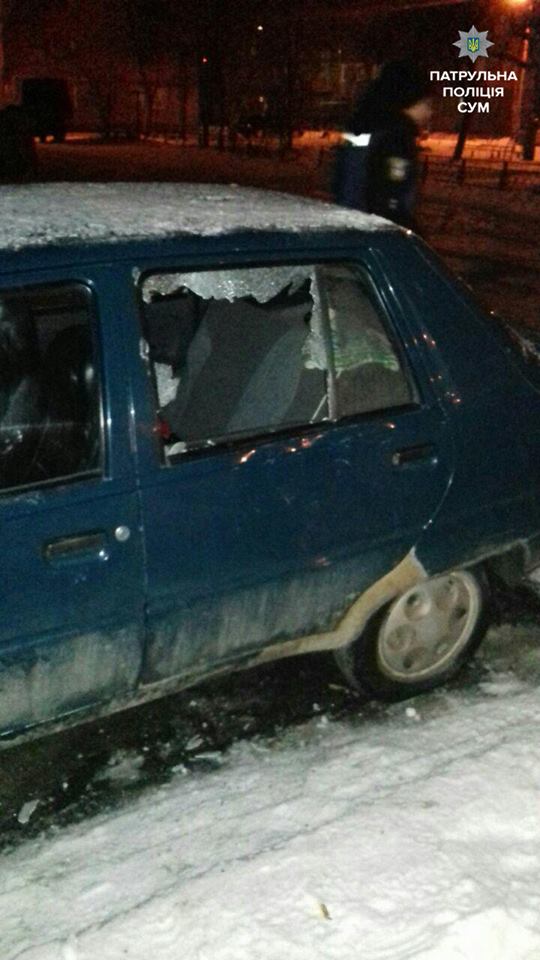 П'яний вандал потрощив пару автівок на проспекті Шевченка у Сумах - фото 1