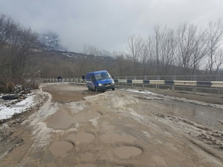 Давно аварійну дорогу в Криму 
