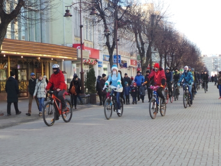 Велосипедисти Хмельницького провели новорічний парад - фото 1
