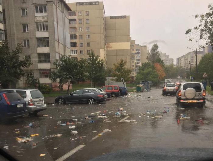 Львів затопило: містом течуть сміттєві ріки (ФОТО, ВІДЕО) - фото 5