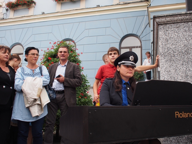 На День міста у Чернівцях "Марічку" зіграли полісмен, медик і духовий оркестр - фото 1