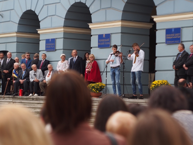 На День міста у Чернівцях "Марічку" зіграли полісмен, медик і духовий оркестр - фото 2