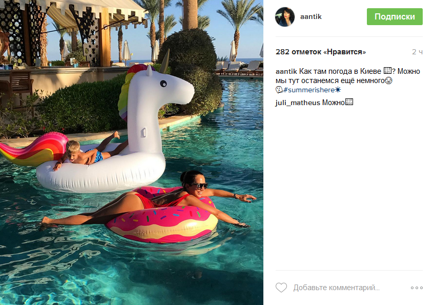 Як дружина гравця збірної України плаває в сексуальному купальнику - фото 1