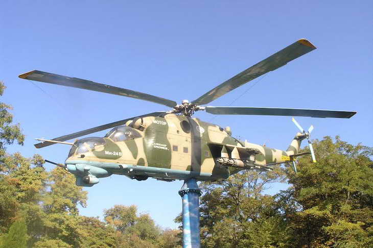На жаль, гелікоптер лише на три метра відірветься від землі, щоб знайти опору на постаменті біля запорізького Музею техніки - фото 4