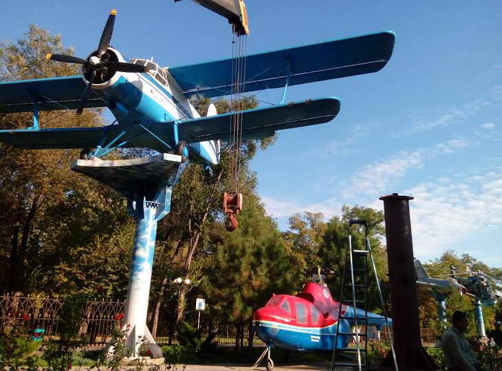 На жаль, гелікоптер лише на три метра відірветься від землі, щоб знайти опору на постаменті біля запорізького Музею техніки - фото 1