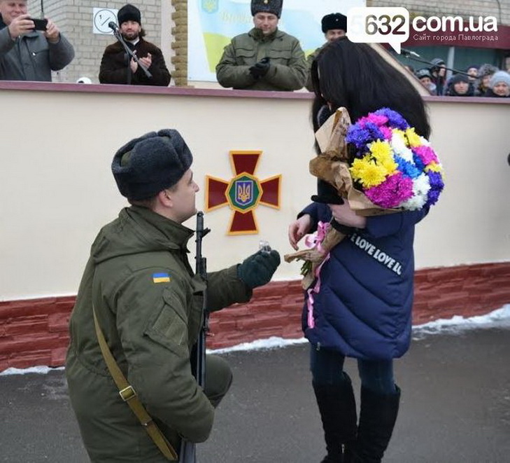 У столиці Західного Донбасу нацгвардієць з автоматом освідчився нареченій - фото 1