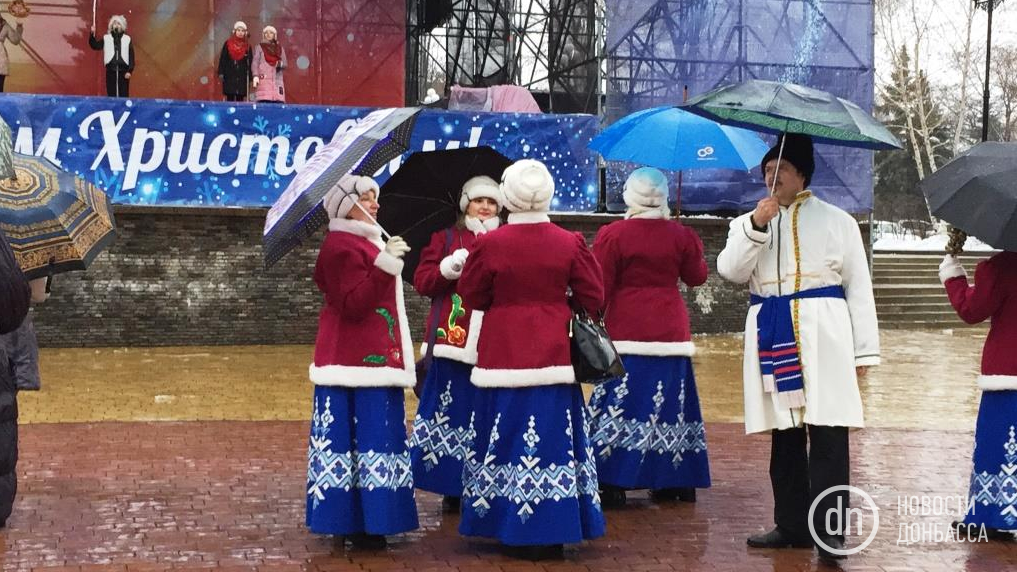 У Донецьку не склалося із святкуванням Різдва: усіх розігнав дощ (ФОТО) - фото 2