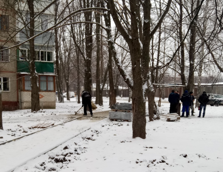 "Євродвори" у Сумах мостять прямо у сніг - фото 1