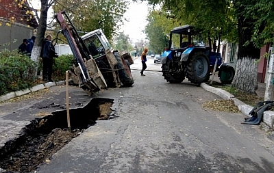 На Одещині трактор комунальних служб провалився у катакомби (ФОТО) - фото 1