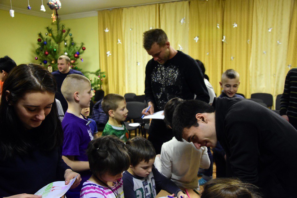 Ярмоленко одягнув дітей у форму "Динамо" - фото 1