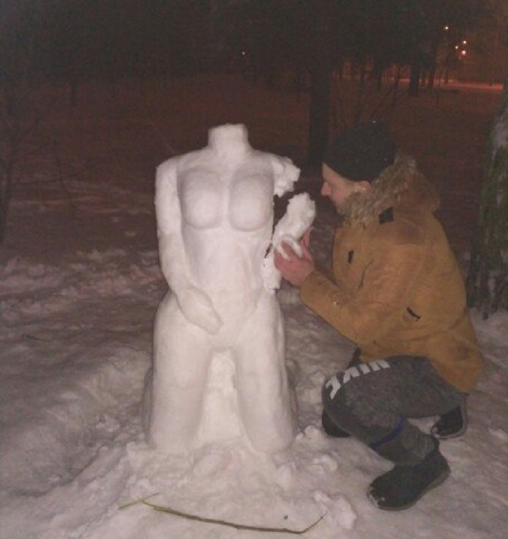 Запоріжці ліплять зі снігу оголених жінок та лише їх    - фото 3