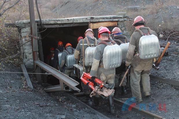 У "ЛНР" в копанці завалило шахтарів: троє загиблих (ФОТО) - фото 2