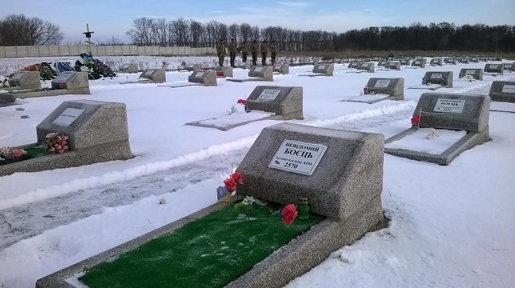 Відзначення дня Збройних сил України на Запоріжжі розпочалося на Кушугумському цвинтарі, де поховані захисники - фото 5