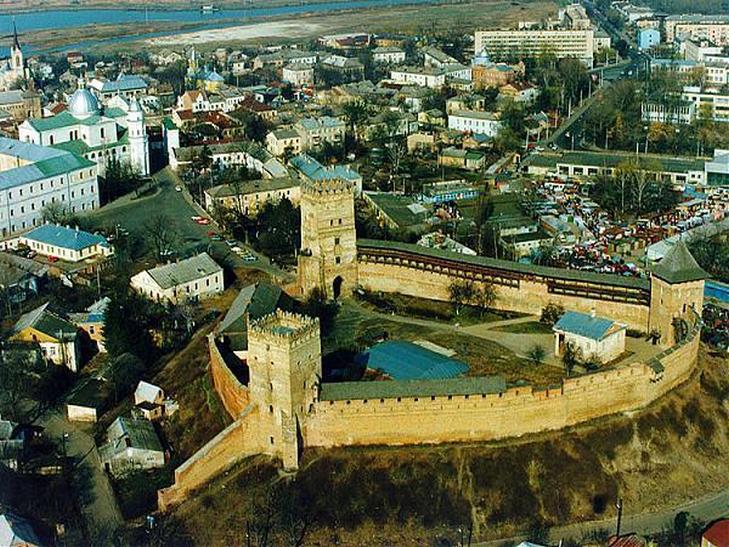 Старовинний замок, будинок з химерами, Голівуд та піца: 7 причин приїхати до Луцька (ФОТО) - фото 1