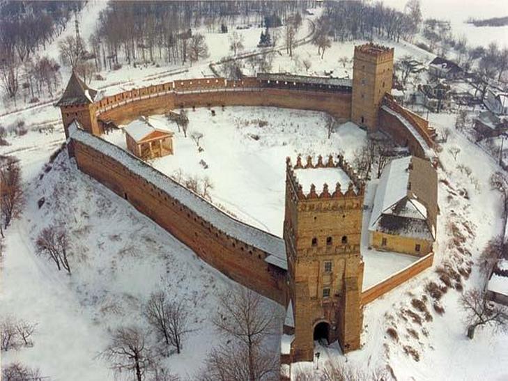 Старовинний замок, будинок з химерами, Голівуд та піца: 7 причин приїхати до Луцька (ФОТО) - фото 14