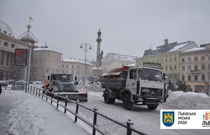 У Садового на прибирання снігу "зганяють" власників львівських магазинів (ФОТО) - фото 1