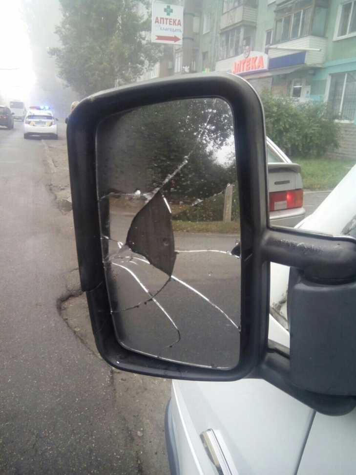 У Запоріжжі чоловік розбив дзеркало в маршрутці за зупинку на пішохідному переході - фото 1