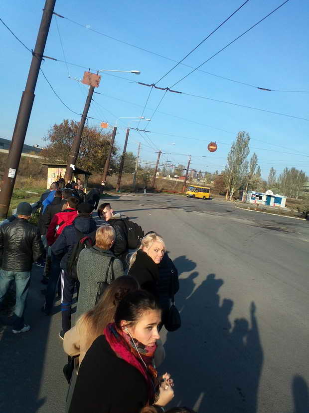 В Осипенківському мікрорайоні на зупинці шикуються натовпи – поїхати неможливо - фото 1
