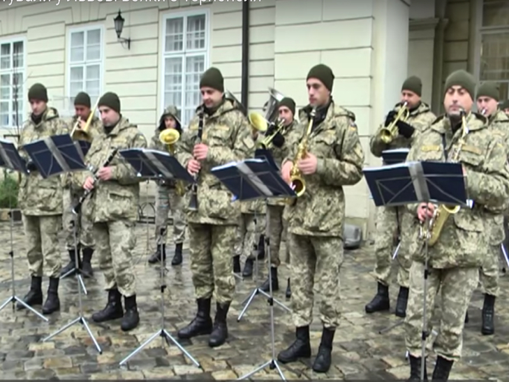 Тернопільський військовий оркестр грав просто неба у Львові - фото 1