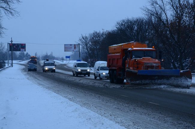 На Харківщині обледеніли дороги: дорожники звернулися до водіїв (ФОТО)  - фото 1