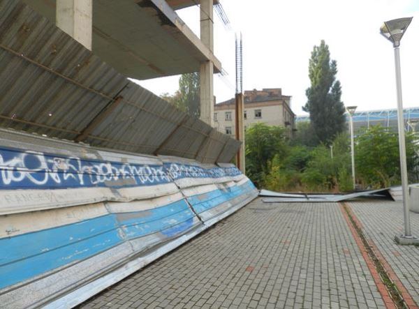 На підході до стадіону ФК "Дніпро" завалилася фанатська стіна - фото 1