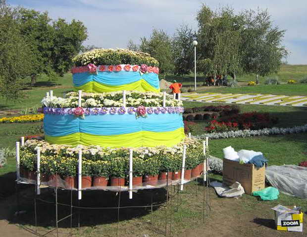 Чумові звірятка і велетенський чайник: на що у Запоріжжі перевели тисячі квітів - фото 11