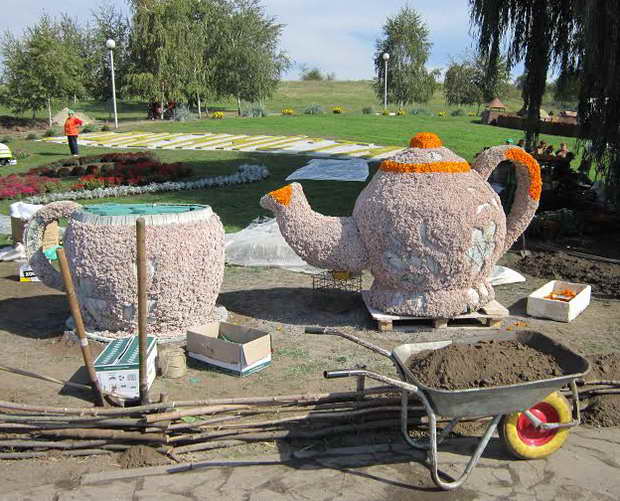 Чумові звірятка і велетенський чайник: на що у Запоріжжі перевели тисячі квітів - фото 8