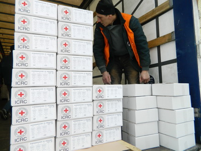 Харківські зеки отримали "подарунки" від Червоного Хреста (ФОТО)  - фото 1