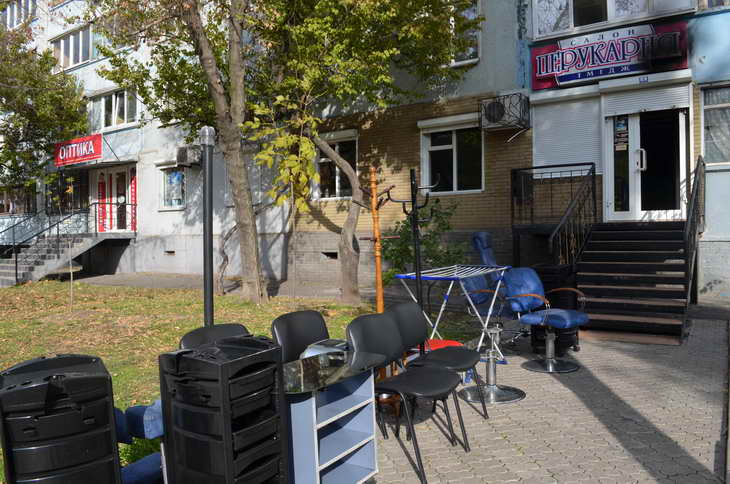 Невеличка перукарня на одній з центральних вулиць Запоріжжя мало не вщент вигоріла після нічного нападу   - фото 1