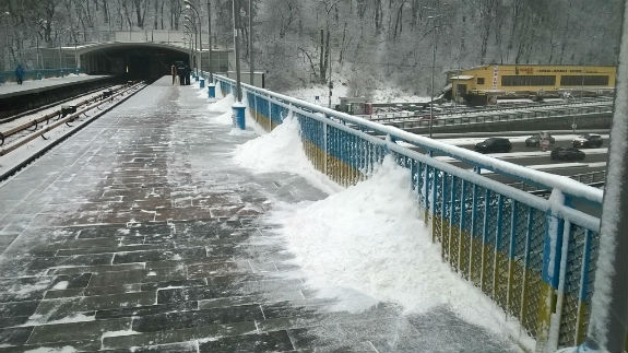 Снігова казка в Києві: Як столиця за ніч перетворилася на білосніжну красуню  - фото 14